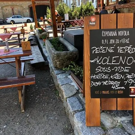 Konukevi Schwarzenbersky Pansky Dvur 3*